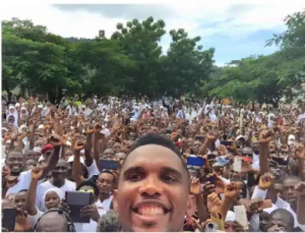 Footballer Samuel Eto’o Takes Incredible Selfie With His Fans 